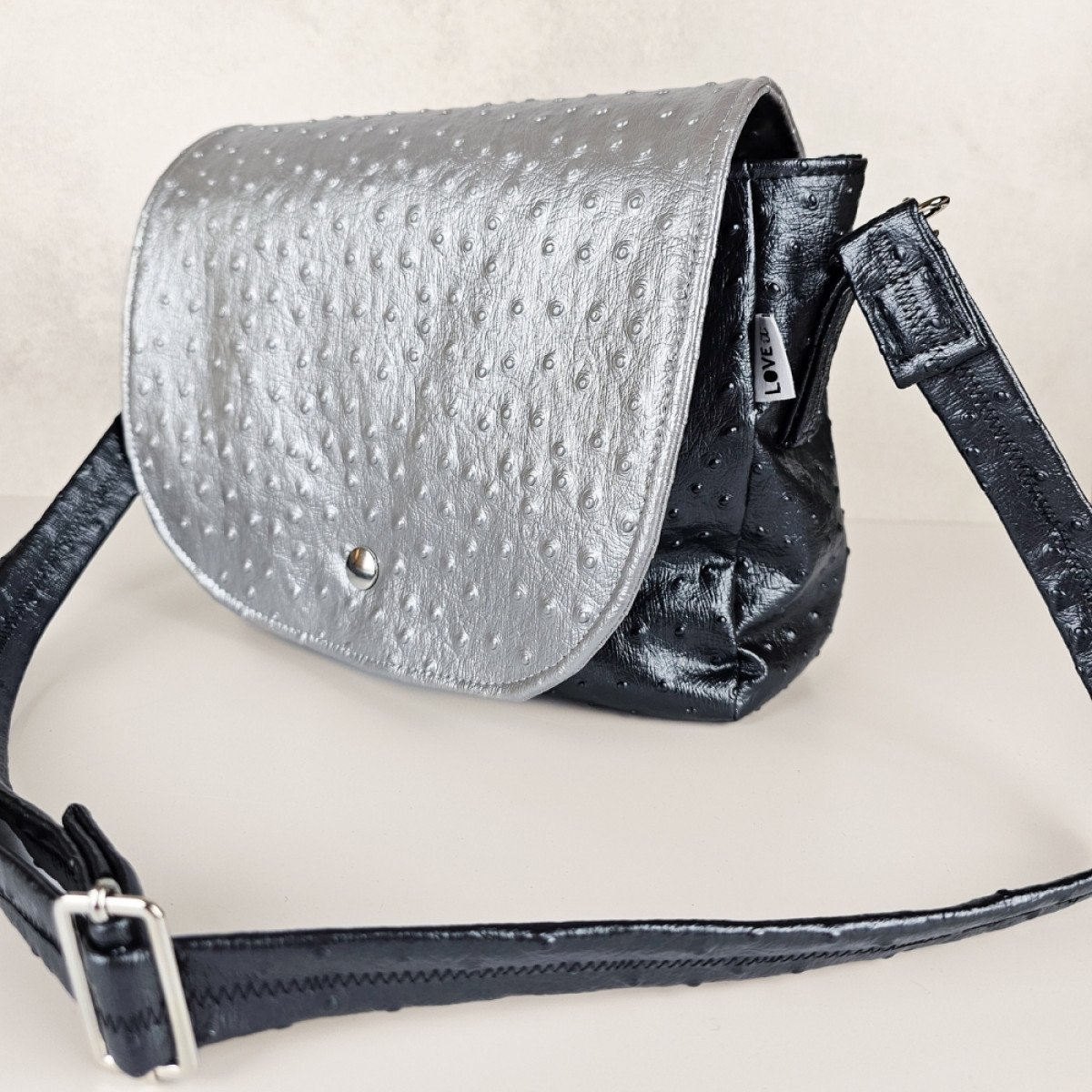 Kunstleder genoppt silber metallic